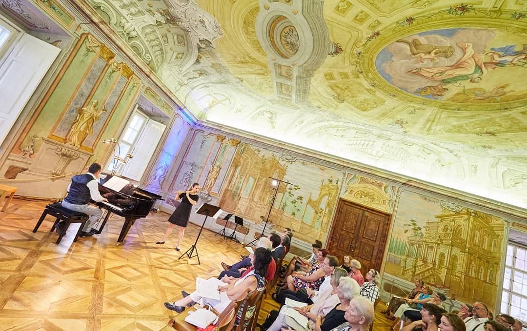 Publikum bei einem Konzertabend in historischem Saal
