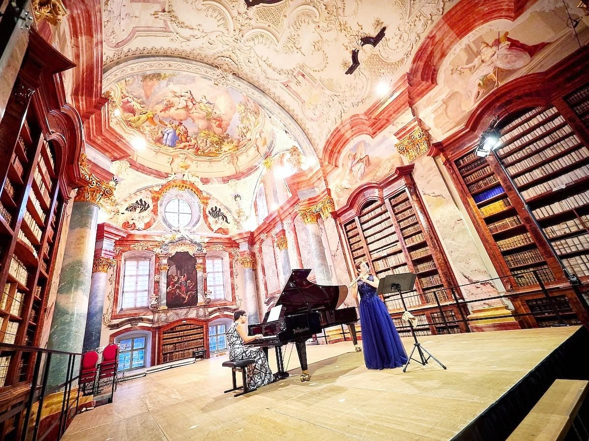 Iris Maaß mit Flöte und Klavier im barocken Bibliothekssaal